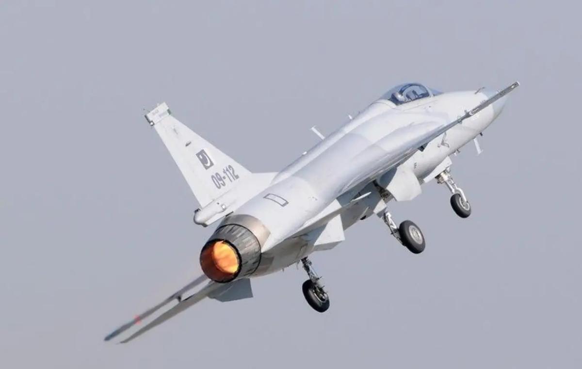 枭龙战机被五国疯抢！巴铁高兴坏了，转头就犯了难。2月3号这一天，巴基斯坦那边