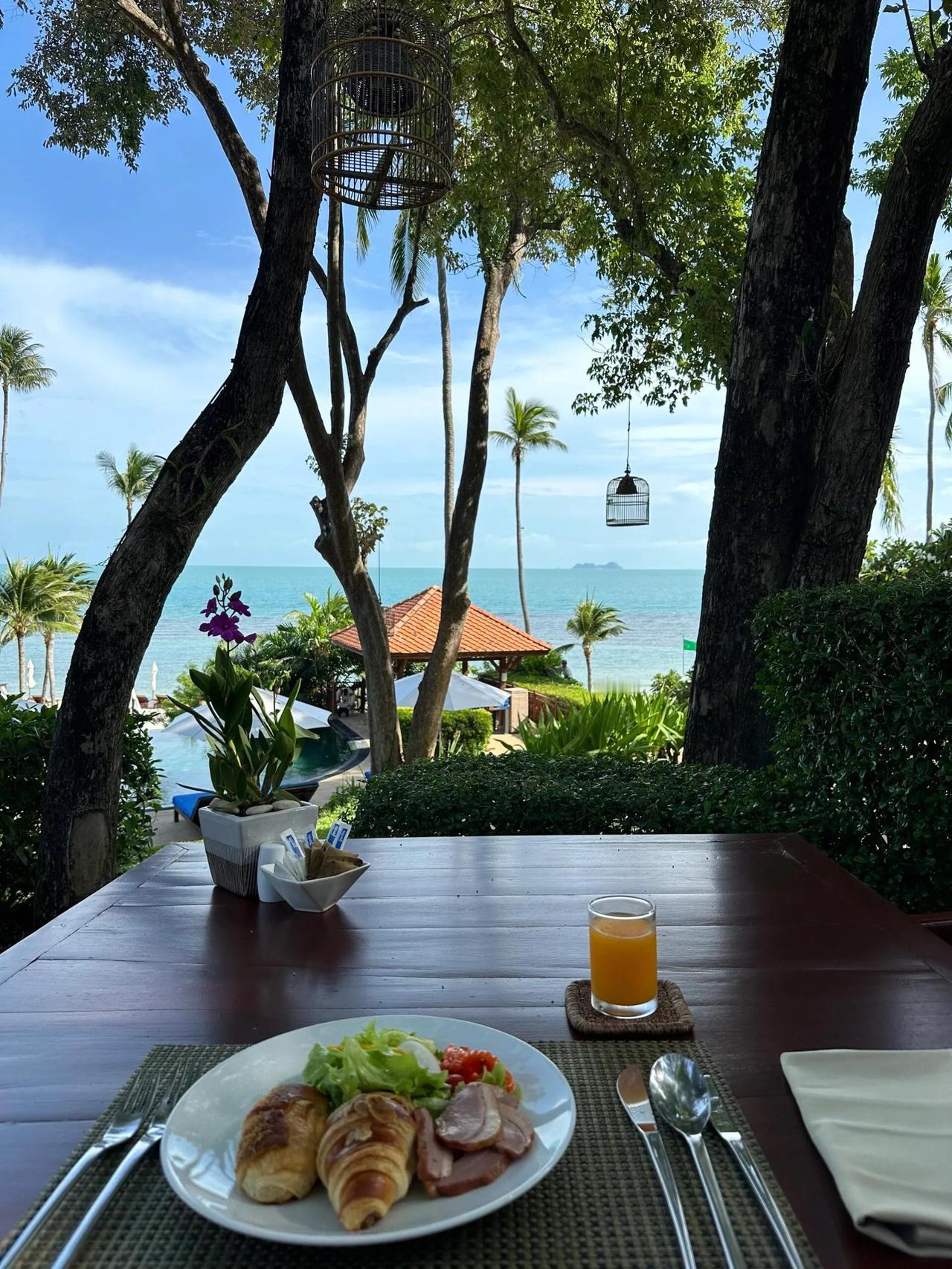 我想，这就是努力赚钱的意义，一男生晒出苏梅岛的家，25岁那年，他在苏梅岛的山上，