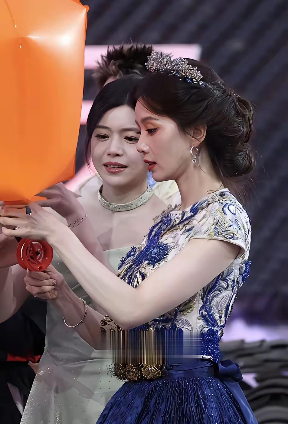 陈妍希和刘诗诗同框，能明显感觉到二人风格迥异。虽说刘诗诗的五官并非绝美，尤其是