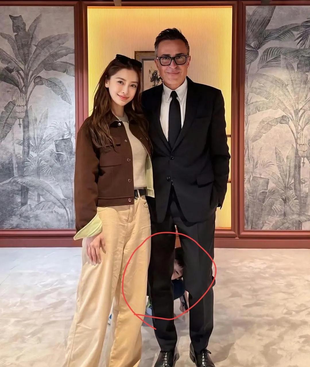 捕捉一只很调皮的小海绵！杨颖跟爱马仕总监拍合照，调皮的小海绵躲在他们身后，从爱