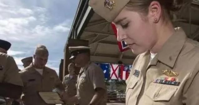 任何一艘美航母上，都要带足大量女兵？她们在航母上有什么作用？美国海军航母上的女