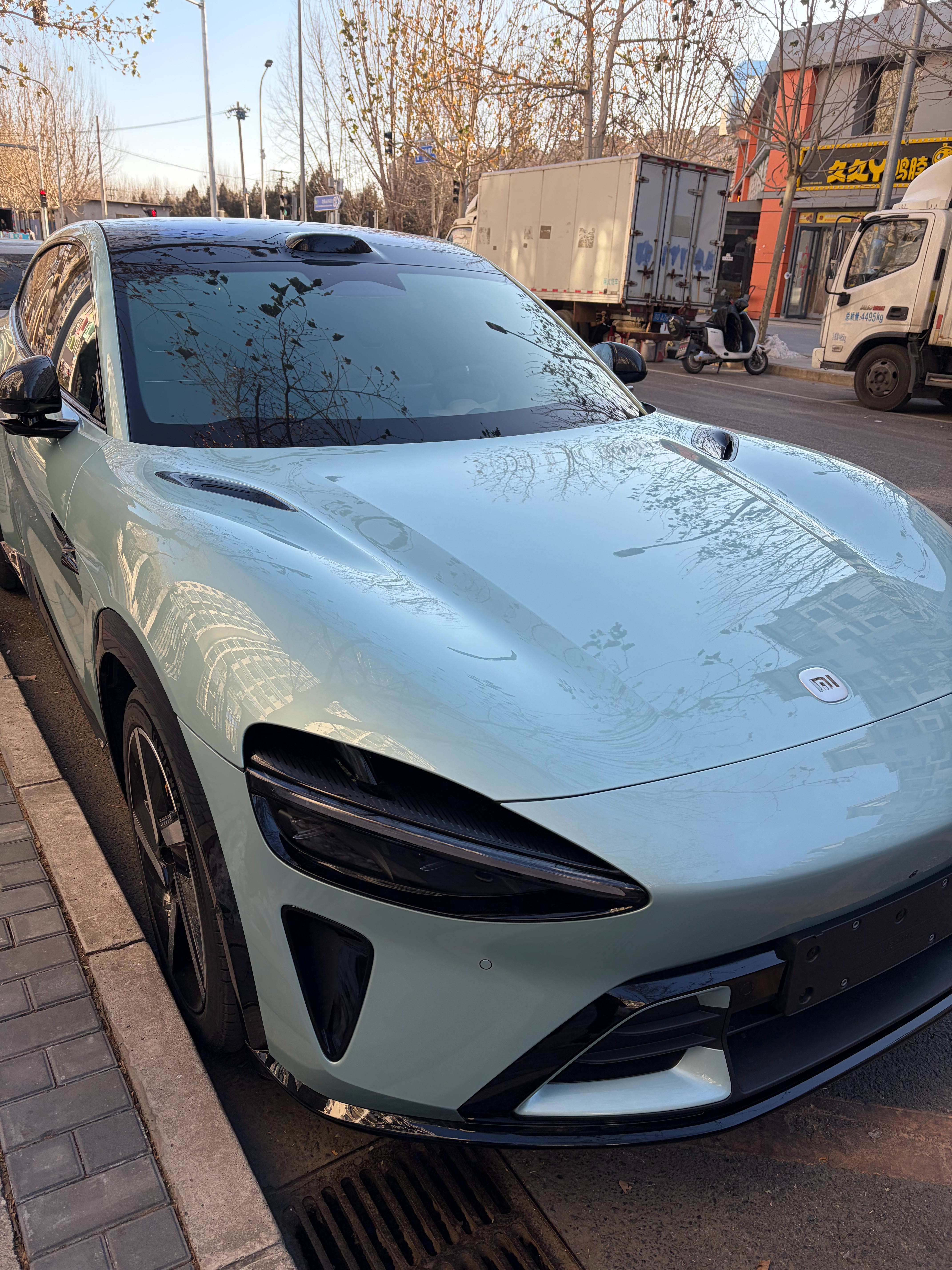 今天感受了一下朋友的Yu7，科技感十足，颜值太炸裂，回头率超高。