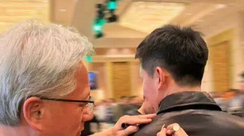 英伟达年终奖硬核升级！黄仁勋亲签皮衣成科技圈新宠