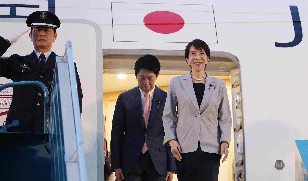 5月1日晚，日本首相高市早苗乘坐专机抵达河内内排国际机场，越南方面安排了高规格的