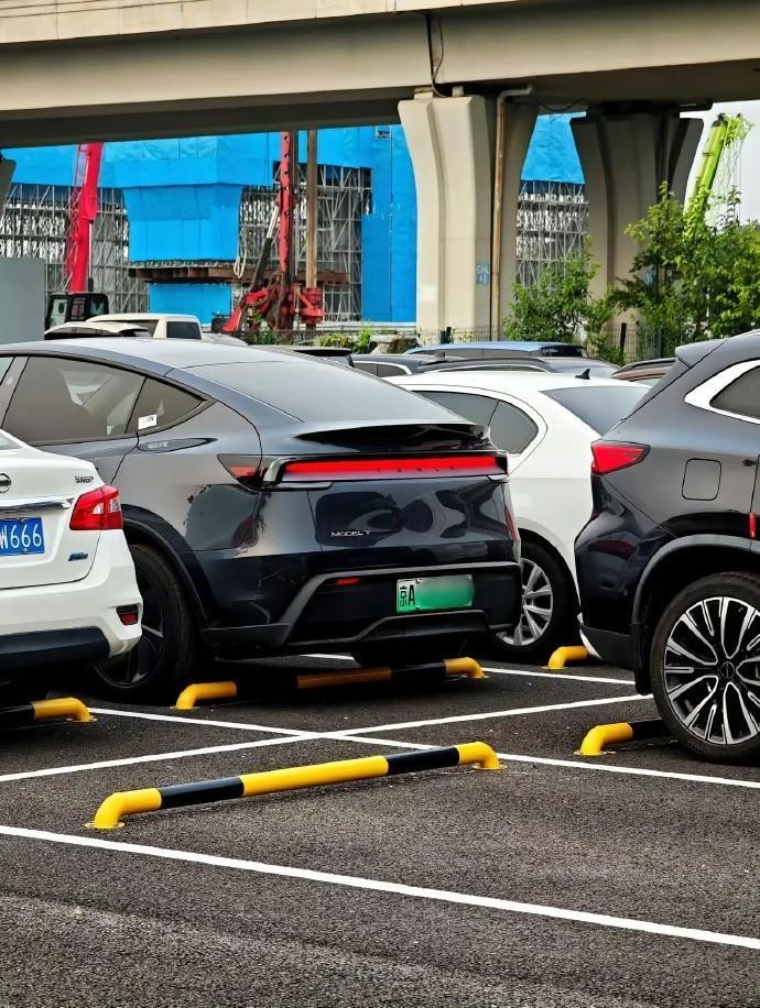 特斯拉ModelY漫反射尾灯，白天亦闪耀。高亮醒目，独特设计，为出行增添安全保