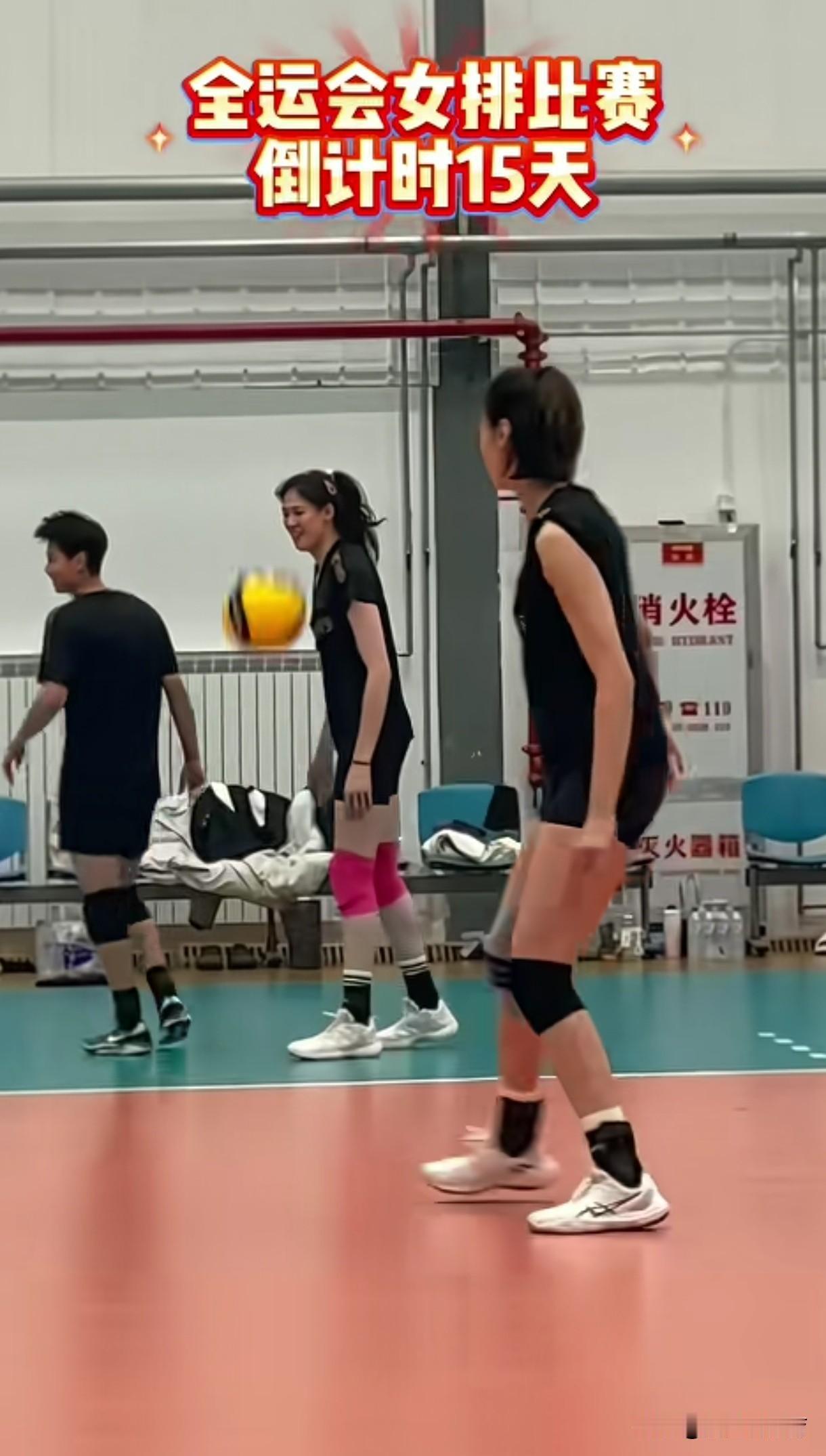 李盈莹已恢复如初。训练场上的她行走自如、面带微笑,显得非常轻松。倒是王媛媛,右腿