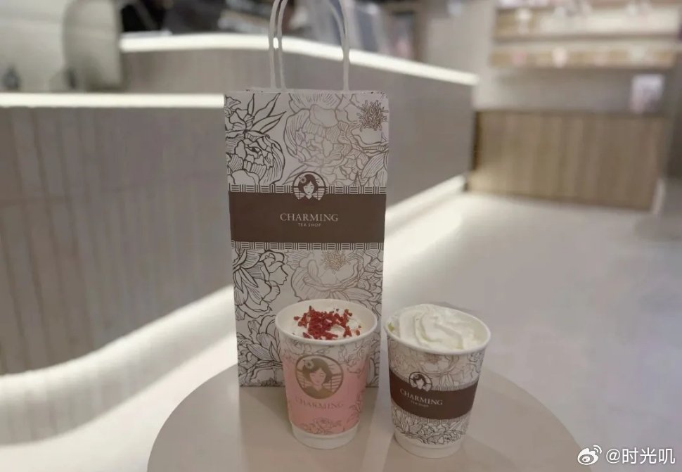 霸王茶姬疑似被日本抄袭日本大阪奶茶店赤裸裸抄袭霸王茶姬，装修、菜单、包装全照搬，