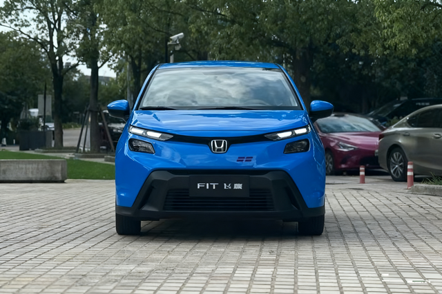 这飞度是进化了新外观比老款野太多谁能想到飞度也能走“科技野小子”路线了？今