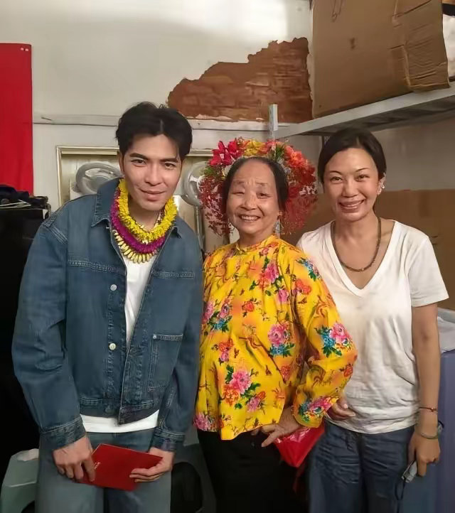 萧敬腾和老婆林有慧回祖籍泉州，打卡蟳埔簪花文化。​​​