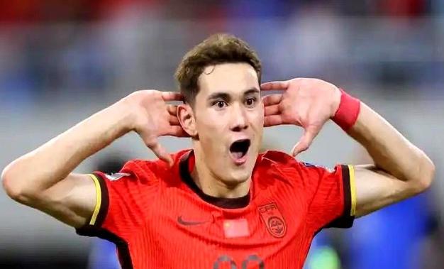 国脚拜合拉木这事儿，真是刷新了我对球员的认知。 别看他现在是国脚，挣到了职业