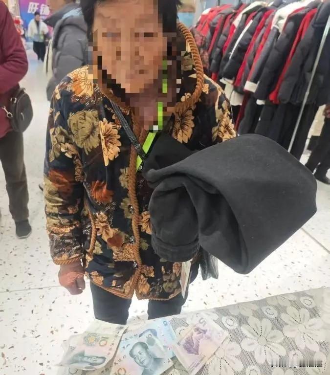 “最朴素的善意！”70多岁老人进服装店看中一件棉服，摸来摸去不舍得撒手，店主郑女
