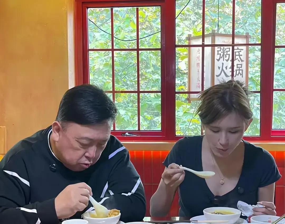 70岁王晶还在片场狂奔，日均一万步，保温杯？不存在的。别人怕老，他拿摄影机