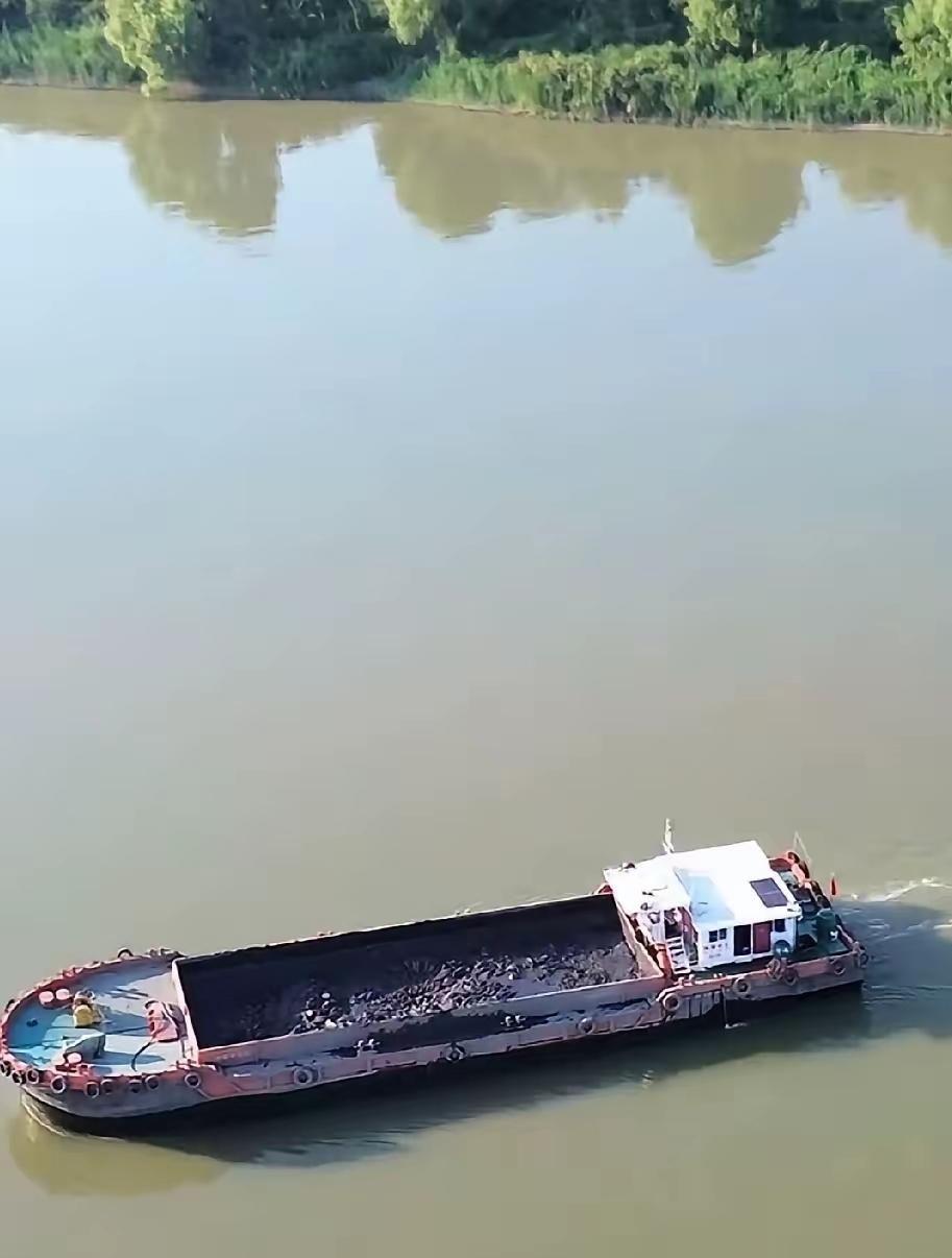 我怀疑过是施工淤泥，也怀疑过是河道清淤废料，但当看到“渔猎齐哥”无人机拍下的画面