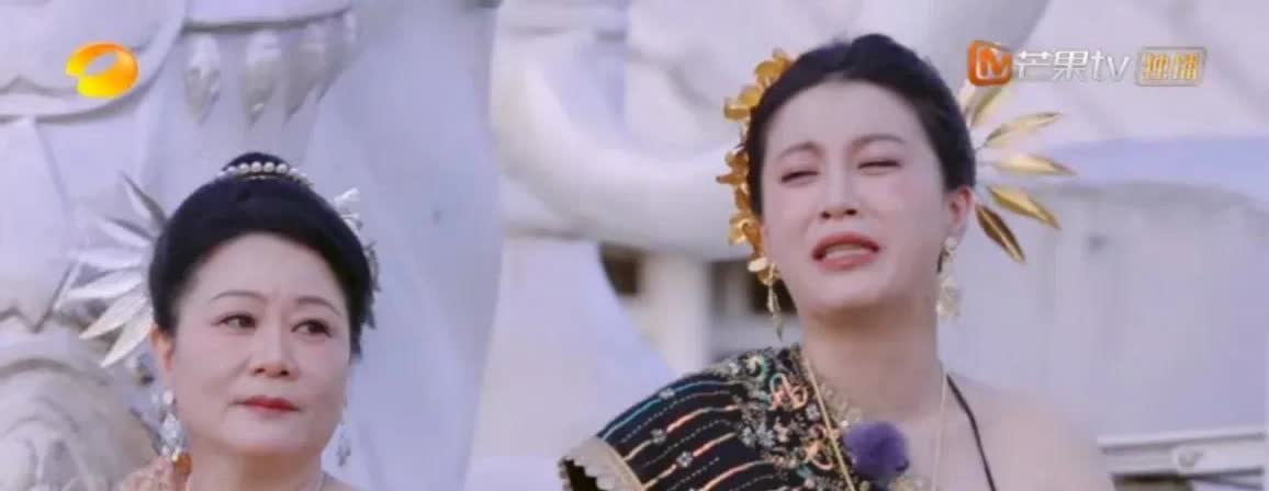 李嘉格哭着说:“没完没了了，其实我特别不舒服，纯是为了配合她，就硬头皮配合，就化