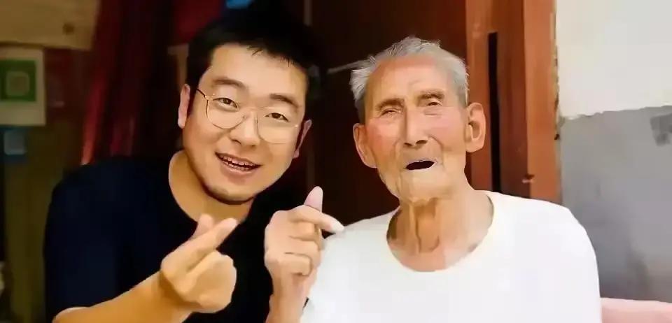 武汉快递员秦岷意外救起昏迷老人，哪料，却遭其女儿反咬：“我爸是你撞的，你要负责！