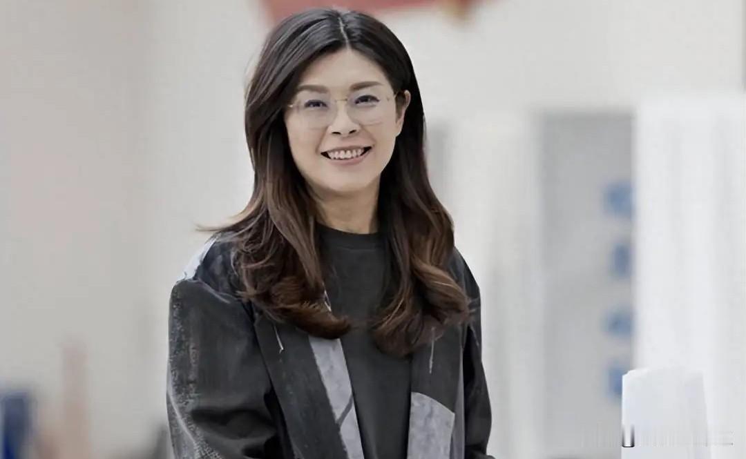 黄国昌的辞职，为蓝白合埋下了隐患。郑丽文未雨绸缪提前布局，得到了两大实力派人物的