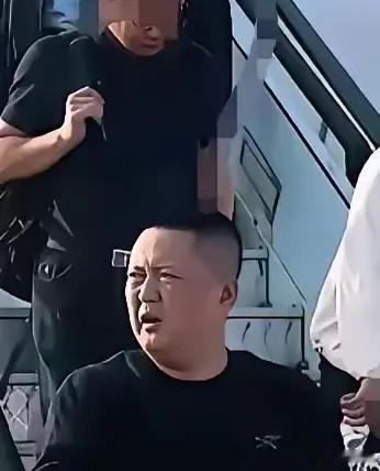 东航空姐下跪事件已过一周多，涉事旅客欧某某的真实身份等至今没有公开，更不见他及单