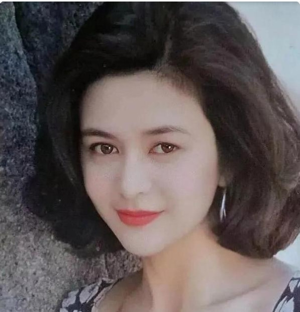 当年，关之琳为了挤走争宠的李嘉欣，和刘銮雄玩了一场高尔夫球的荒唐游戏。据说一颗球