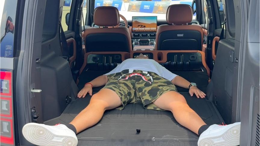 我记得之前就说过，如果银河战舰700正式上市之后，价格能明显低于同级别的硬派新能源SUV，或者同价格