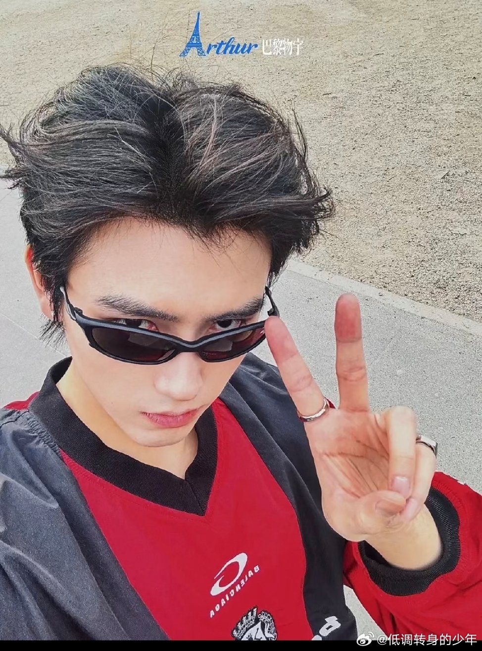 陈飞宇吃的也不多还是得活着巴黎世家帅瑟！脸瘦的有棱有角的，身材很有安全感！喜