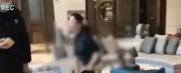 “三观碎了一地！”四川，男子在一家店里当保安，一女子突然冲进店里，当着那么多人的