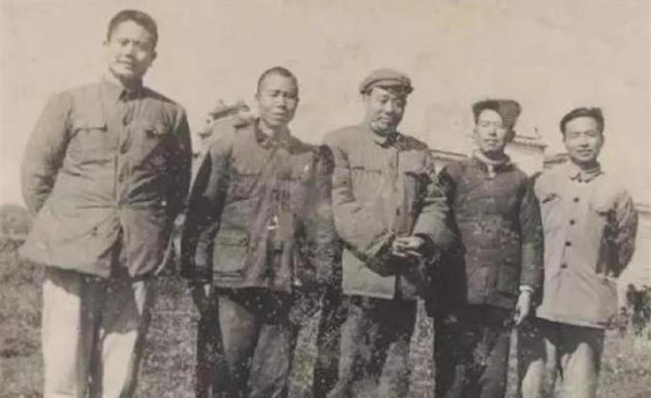 9月10日晚，专列刚行驶到虹桥机场支线，距离不到150米便是油库。警卫局局长汪东