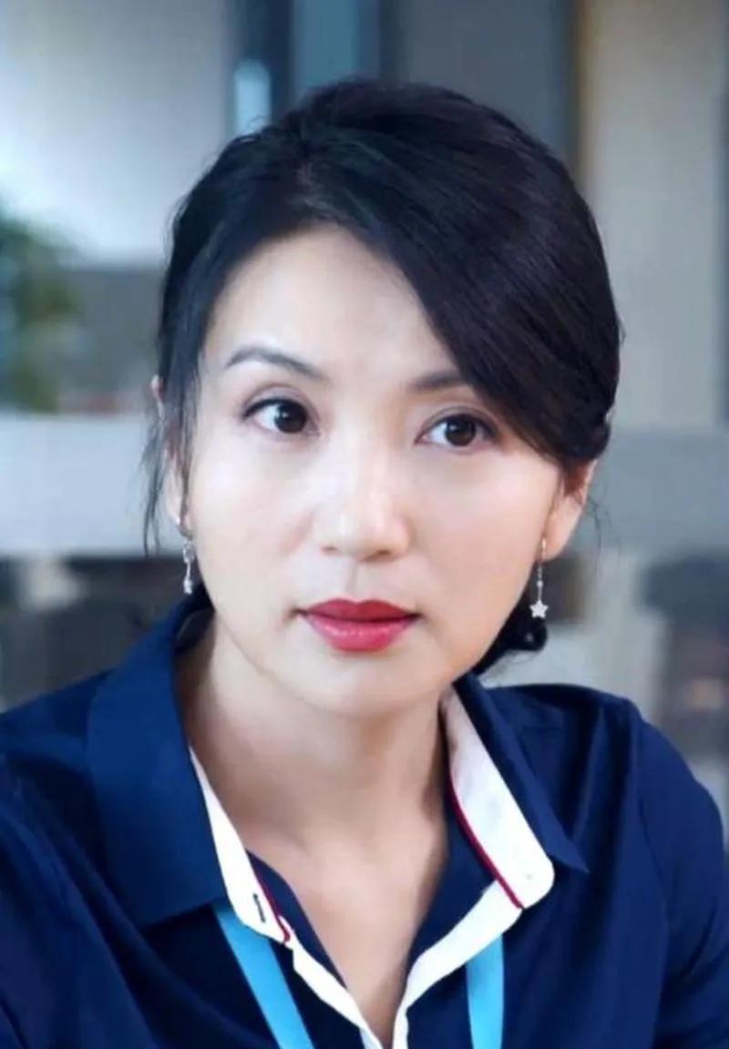 “万人迷”陈好，30岁那年毅然嫁给二婚的刘海峰。婚后她暂别荧幕，接连迎来三个可爱