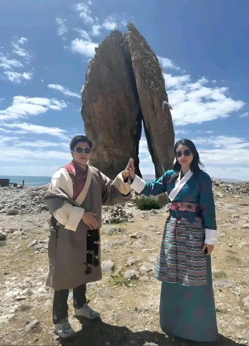 为什么霍启刚的“豪门婚姻”，能让网友看完新疆西藏之行照片后，直呼“这才是爱情最该