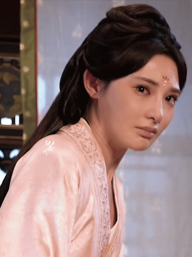 高级哭戏范本非彭小苒莫属！泪在眼底打转、闪着碎光，明明委屈到极致，却硬憋着不落，