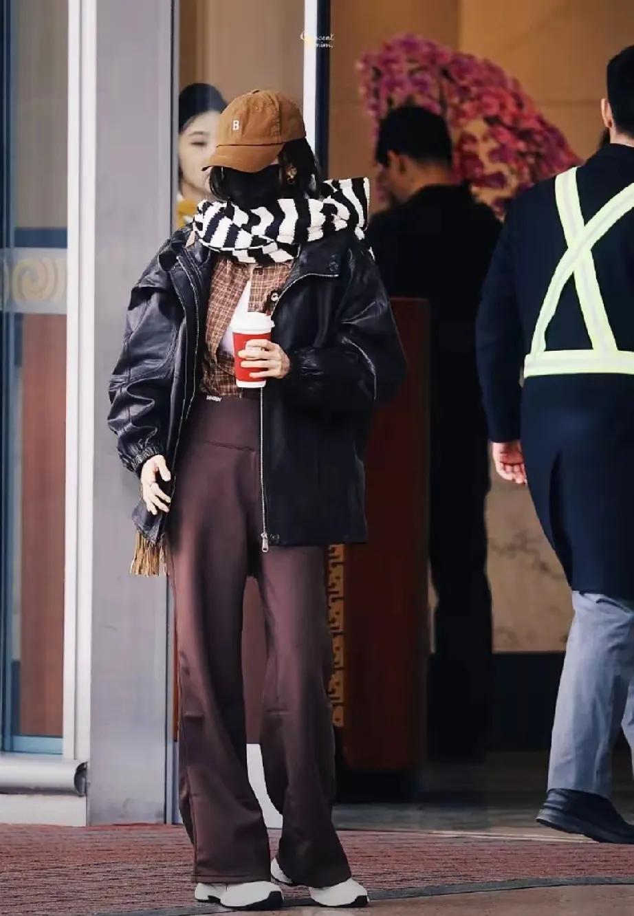 家人们谁懂啊！11月26日杨幂现身北京机场，一身黑皮夹克造型直接美出圈，瞬间引爆