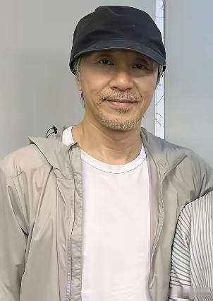 周星驰给他妈买了房，在同一个小区。请了保姆。但不去。我以前不太能理解这种距离。觉