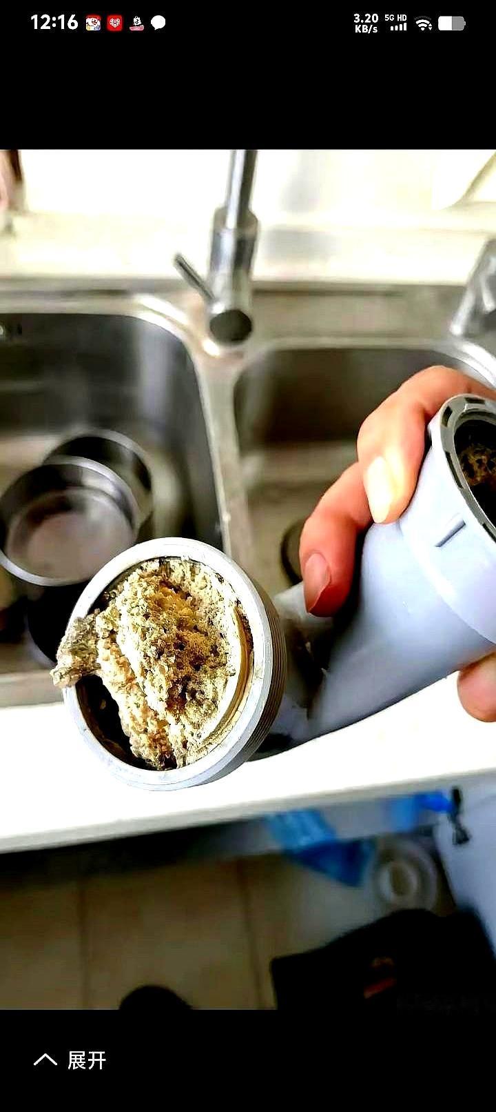 昨晚业主群里又炸了，邻居家下水道反水，大半夜求爷爷告奶奶找师傅。我看了一眼那师