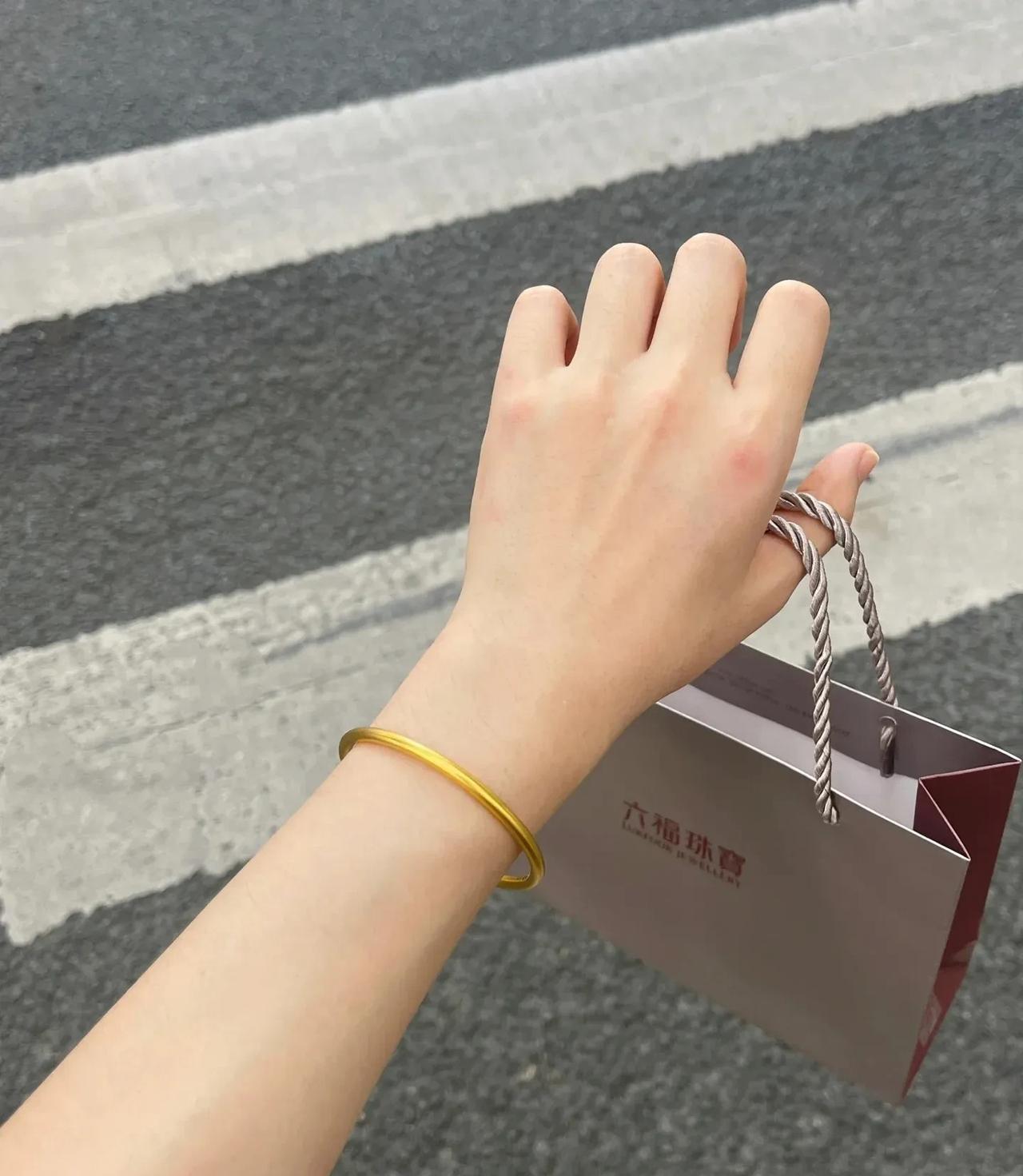 30克金镯破三万！已婚7年咬牙买下，丈夫怒吵后她顿悟：女人自我价值不该被等待耗尽