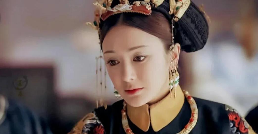 一次采访，记者问秦岚：“你和黄晓明同居5年，他出车祸你贴身照顾，不惜赔公司100