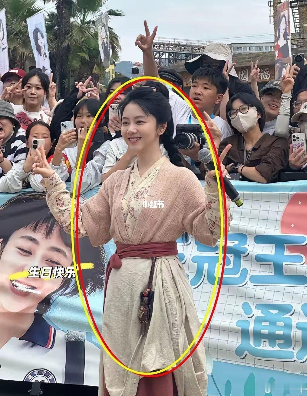 我去...第一次感受到明星和素人的差距。。姐姐真的好美啊，整个人白到发光，一眼就