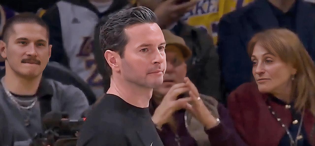 詹姆斯真是太不给主帅雷迪克面子了，自顾自的和太阳替补席球员聊天，无视雷迪克的命令