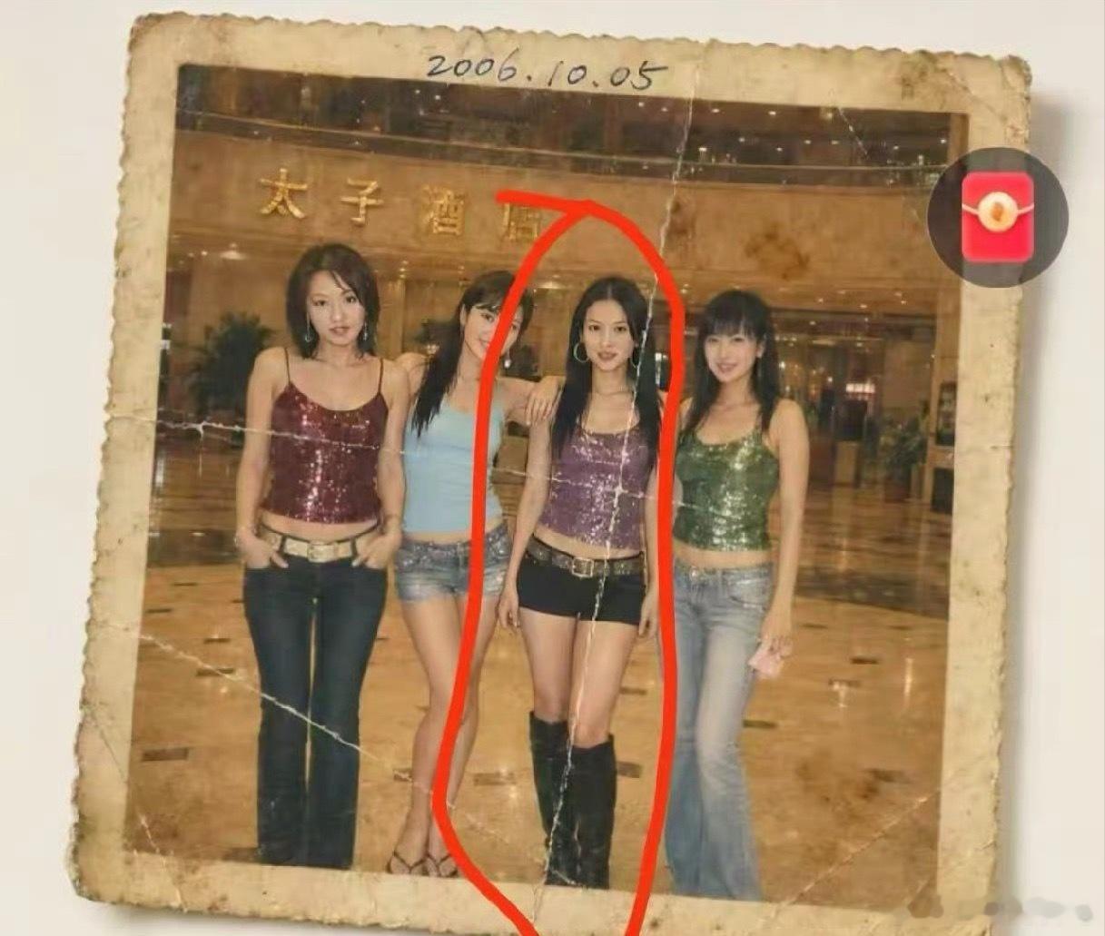 2006年东莞太子酒店门口的合影。一晃二十年过去，如今已经结婚生子，过上幸福的生