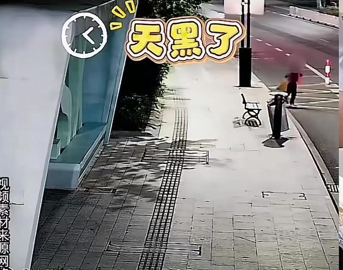 这事儿看得人心里暖烘烘的。珠海有个小朋友放学后在下车的地方等公交，可他压根不知道