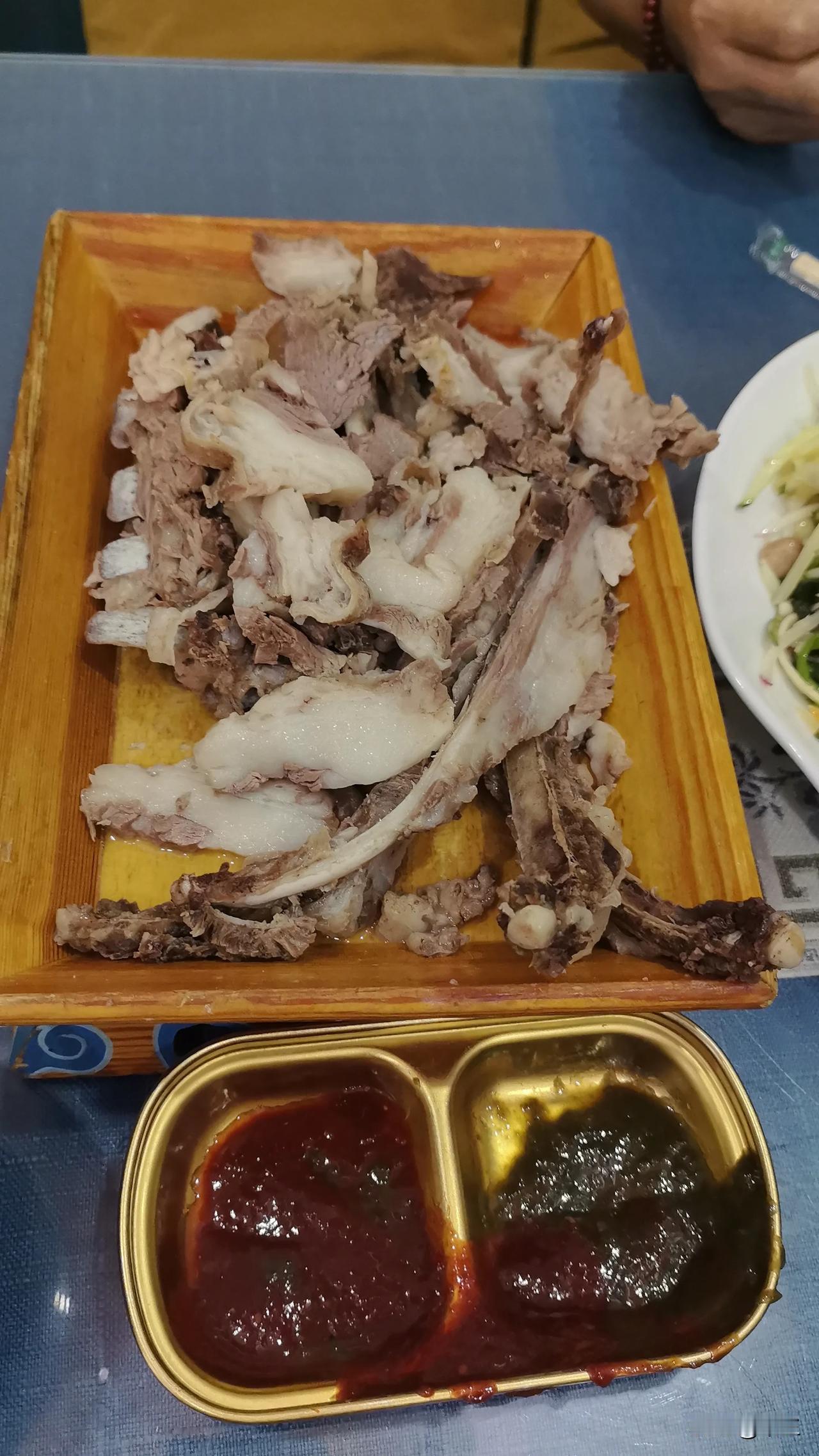 内蒙手把肉和宁夏盐池滩羊还是区别挺大的，内蒙的羊很肥，都是小肥羊，我在通辽，呼和