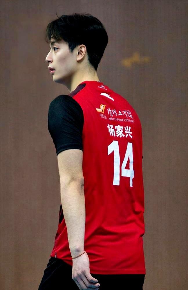 32岁还在场上死磕，回头一看，板凳席上竟连个能接班的都没有。男排比赛到了要命