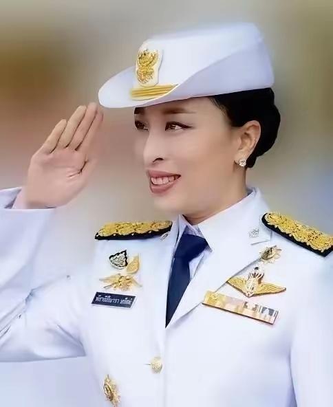 帕公主死了。她妈还活着，69岁，瘫在轮椅上。这个家抢王位的一堆人，推轮椅