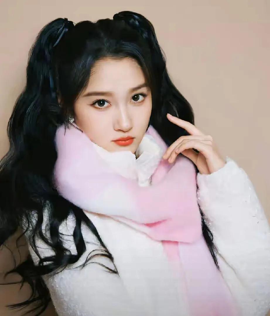 2025年跨年夜，关晓彤火力全开，连发三条动态撒欢儿！先是晒出