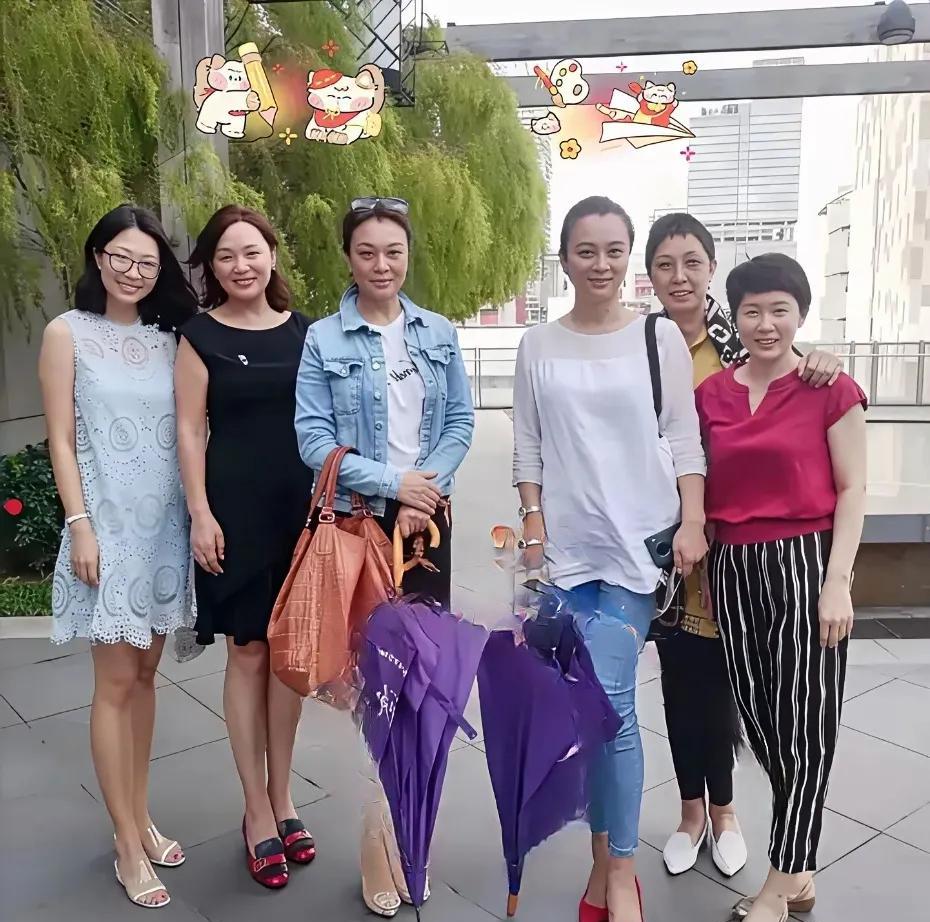 李玲玉、史可和一些美女的合影。李玲玉，这位曾经的“甜歌皇后”，今年62岁了，还是