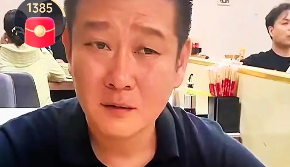 “续面馆”被众多吃瓜群众围观看热闹，众人高呼着：“不用道歉了，直接关门大吉了才好