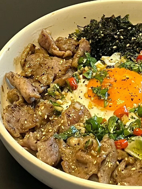 这碗生菜牛肉拌饭真是给我香迷糊了​​​