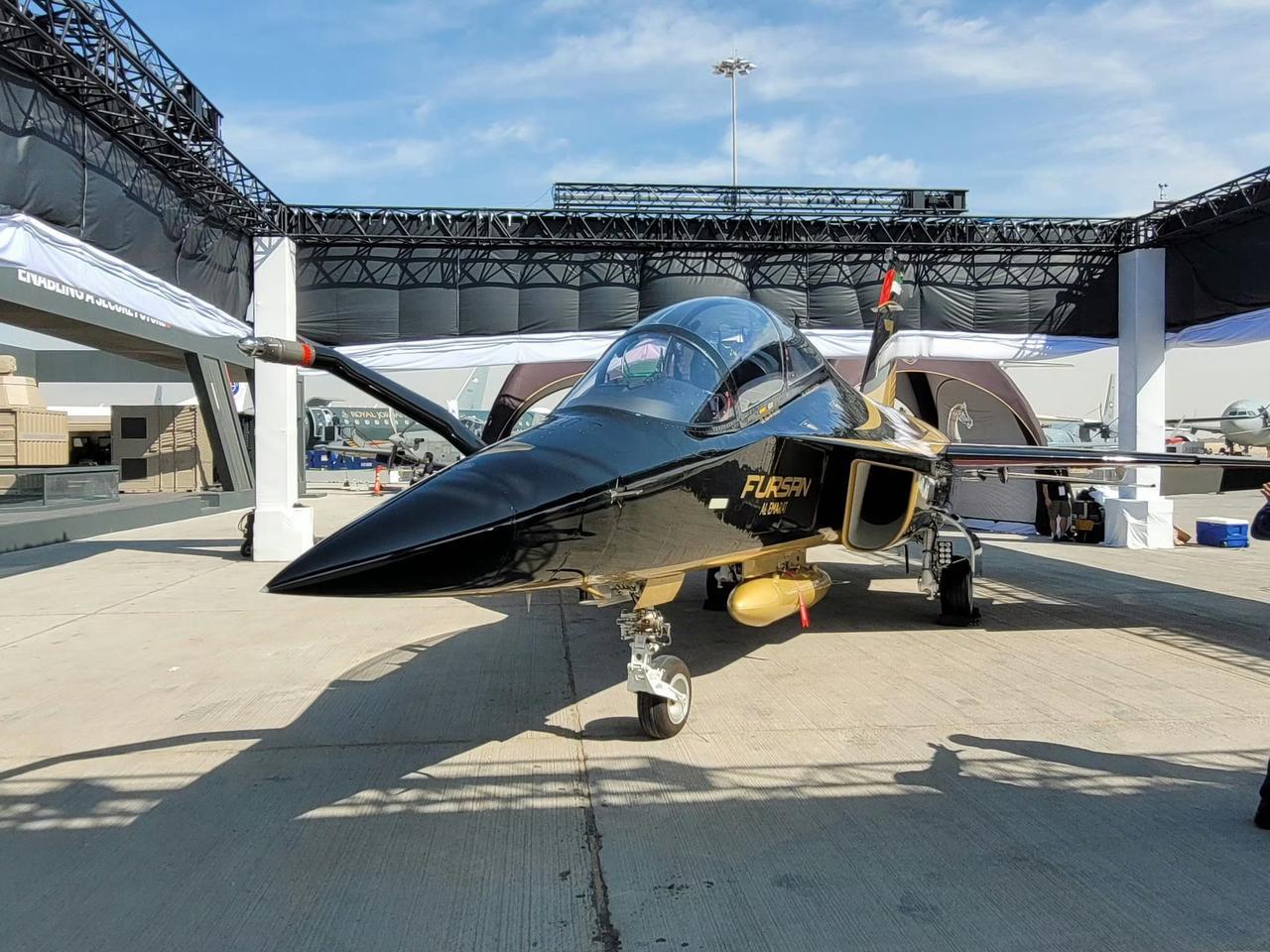 [呲牙笑]“土豪金”就是不一样啊——阿联酋的L-15教练机，这个“土豪金”涂装看