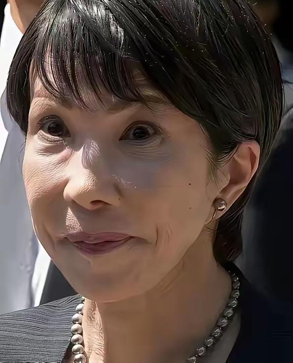 潘粤明这次随手画了个阿凡达，倒让人看出点不一样的东西。画里的尖耳朵和粗链子，