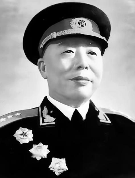 1950年，宋时轮正在一家饭店吃饭，服务员无意间提到了老板的名字，宋时轮一愣，随