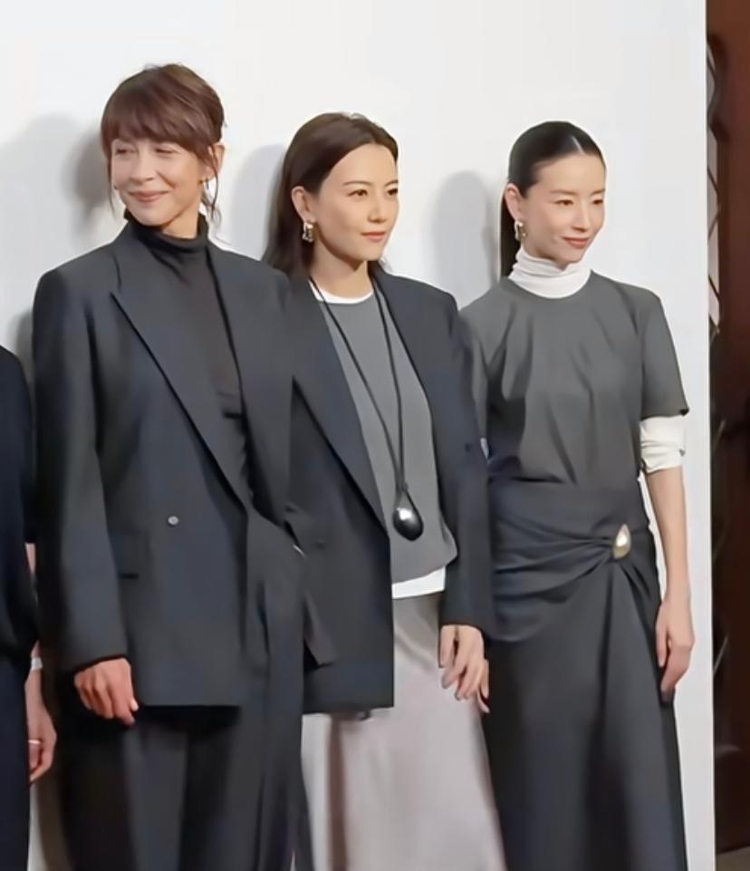 这下可好了，不仅举办地知道了，全国也都知道。45岁的高圆圆，43岁的董洁
