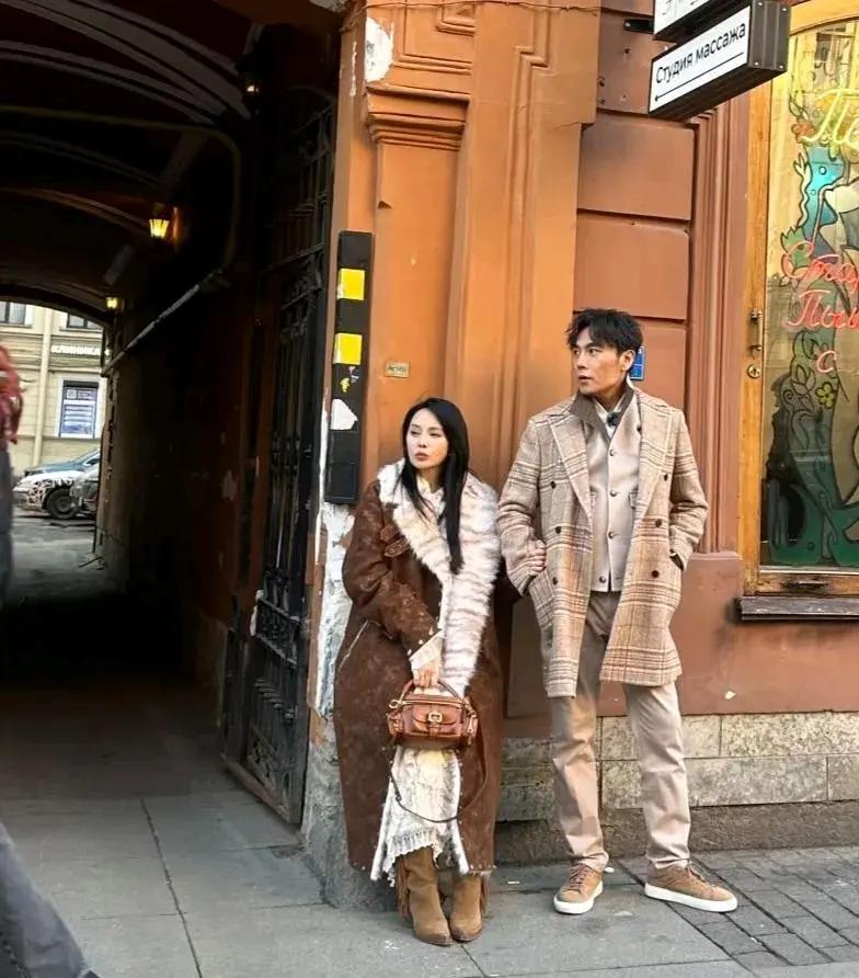 太搭了！伊能静和秦昊果然是郎才女貌。伊能静这款大衣真好看，大气时尚，不知道普通人